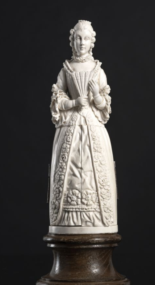 Ivory figure of a baroque lady with folding triptych around 1900